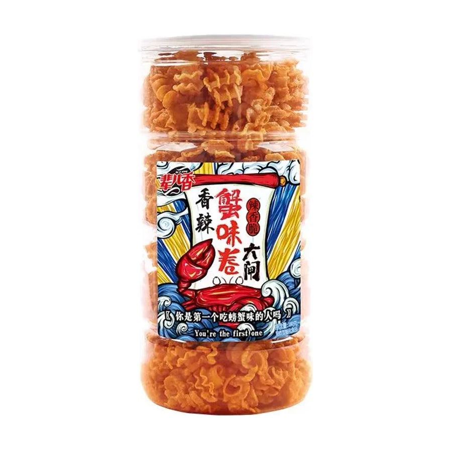 辈儿香香辣味蟹味卷罐装零食正面图，透明塑料罐内装满橙色螺旋状膨化食品，标签印有红色螃蟹图案及“香辣”、“蟹味卷”字样。
