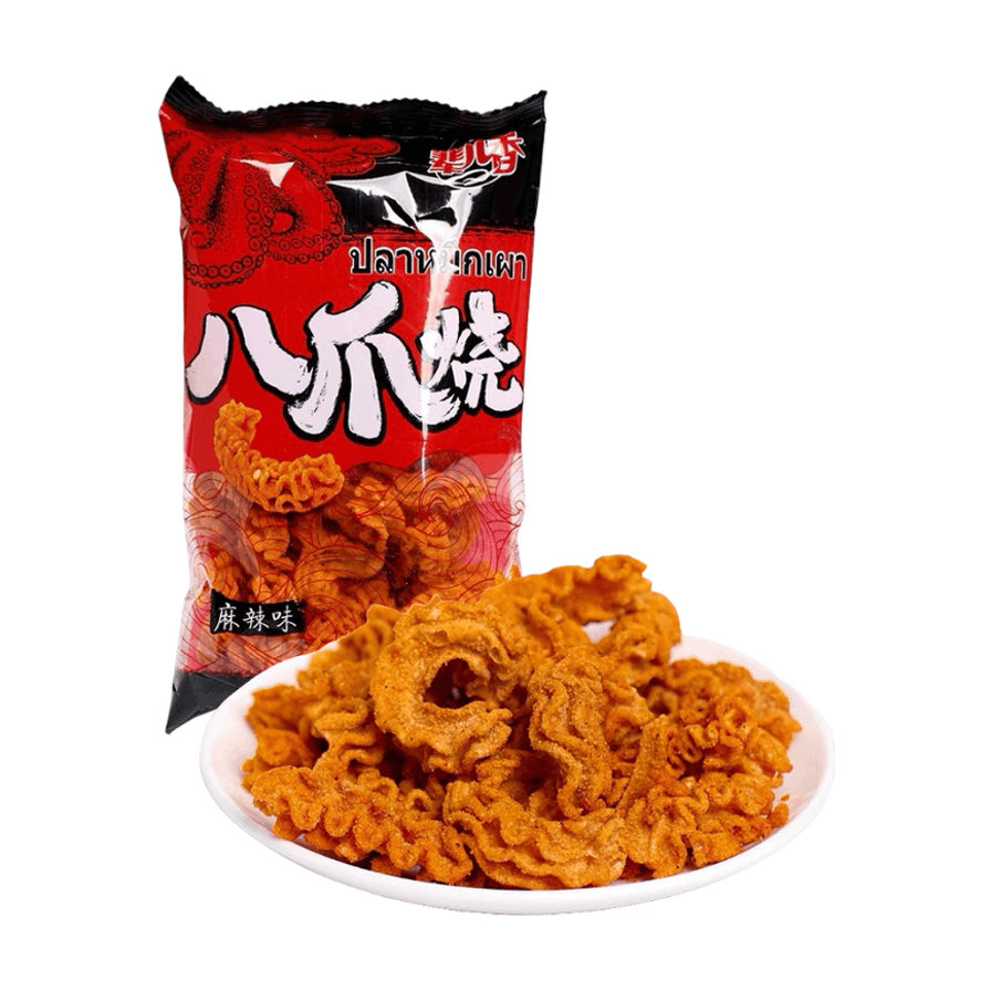 辈儿香八爪烧麻辣味膨化零食，红色包装袋与白色盘中盛放的章鱼形状零食特写。