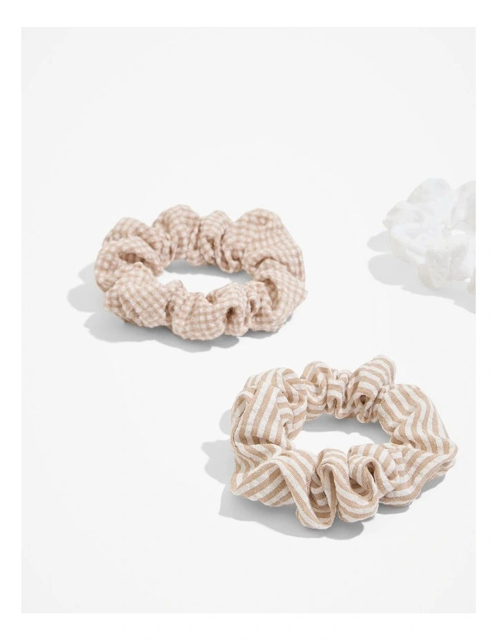 米杏色格纹与条纹褶皱发筋平铺展示，简约百搭不伤发设计