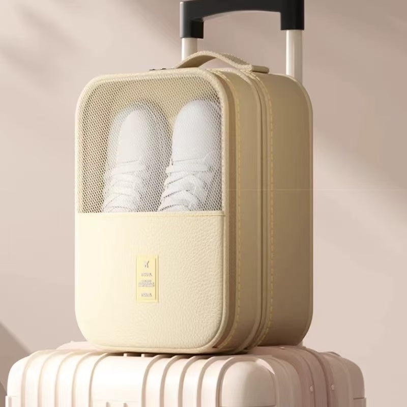 米色特大号手提鞋袋正面图，配有透气网格窗和可套行李箱拉杆的背带设计。
