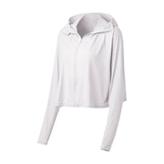 蕉下冰薄系列白色披肩防晒服，展示连帽短款剪裁与长袖设计，纯白背景。