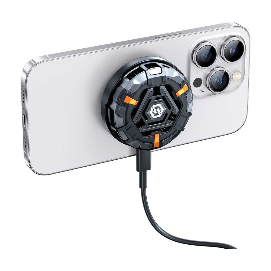 Benks 邦克仕冰轮磁吸散热器安装在白色 iPhone 手机背面的特写，展示其机甲风格外观、橙色点缀及连接的电源线。