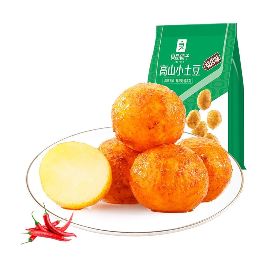 良品铺子高山小土豆烧烤味，盘中盛放着多颗圆润饱满的土豆，背景为绿色包装袋。