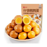 良品铺子什锦鹌鹑蛋，一碗剥壳后的卤鹌鹑蛋，展示Q弹蛋白和松软蛋黄，背景为产品包装袋。