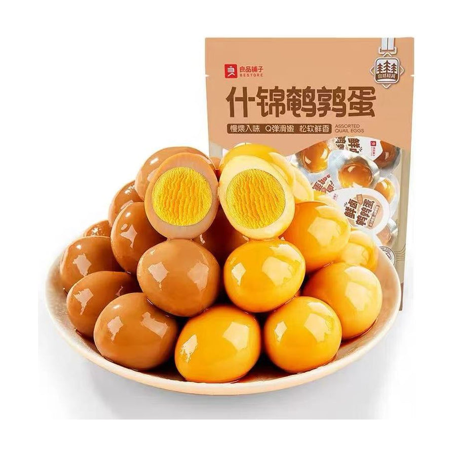 良品铺子什锦鹌鹑蛋，一碗剥壳后的卤鹌鹑蛋，展示Q弹蛋白和松软蛋黄，背景为产品包装袋。
