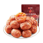 良品铺子爆汁牛筋肉肠，白色圆盘中堆叠着多颗饱满的肉肠，其中一颗切开展示内部Q弹的牛蹄筋颗粒，背景为红色包装袋。