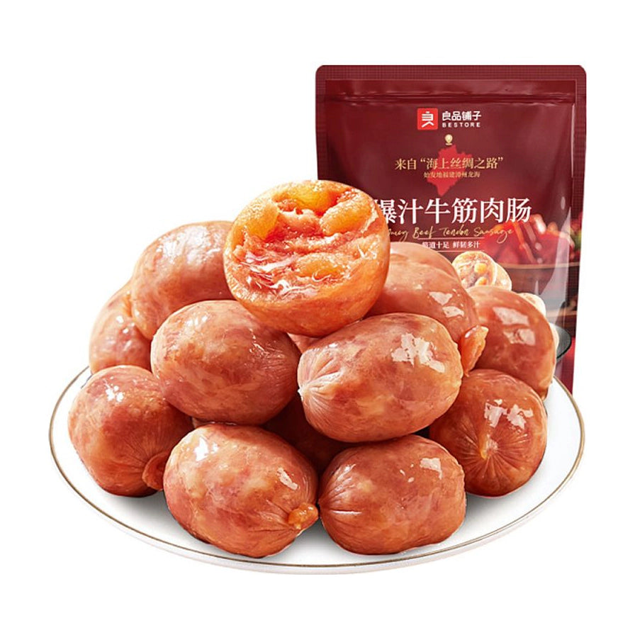 良品铺子爆汁牛筋肉肠，白色圆盘中堆叠着多颗饱满的肉肠，其中一颗切开展示内部Q弹的牛蹄筋颗粒，背景为红色包装袋。