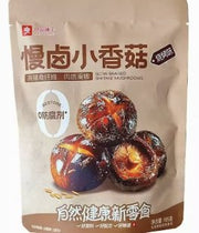 良品铺子慢卤小香菇烧烤味独立包装正面图，展示红色包装袋与产品实物。