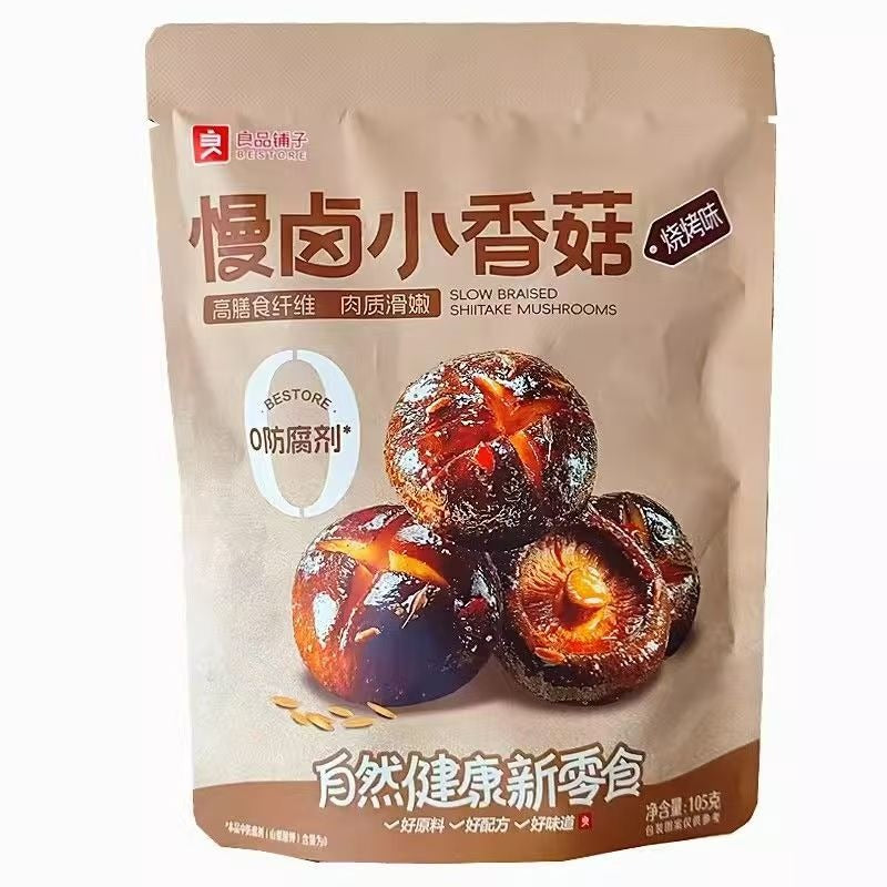 良品铺子慢卤小香菇开袋展示图，多颗饱满香菇堆叠呈现诱人色泽。