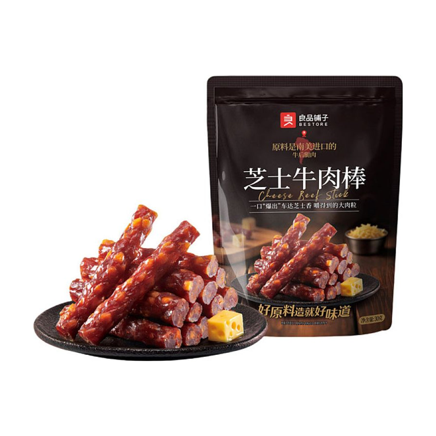 良品铺子芝士牛肉棒包装袋与盘装牛肉棒，展示深棕色肉条中嵌入的黄色车达芝士颗粒。
