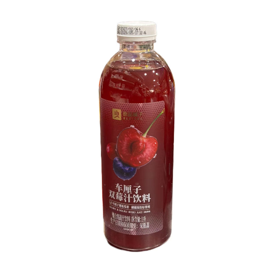 良品铺子车厘子双莓汁饮料大瓶装，瓶身印有车厘子和蓝莓图案，透明瓶身透出深红色果汁。