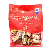良品铺子巧克力脆脆筒红色大包装袋，正面印有金色烟花图案，下方透明窗口可见内部独立小杯装脆筒。