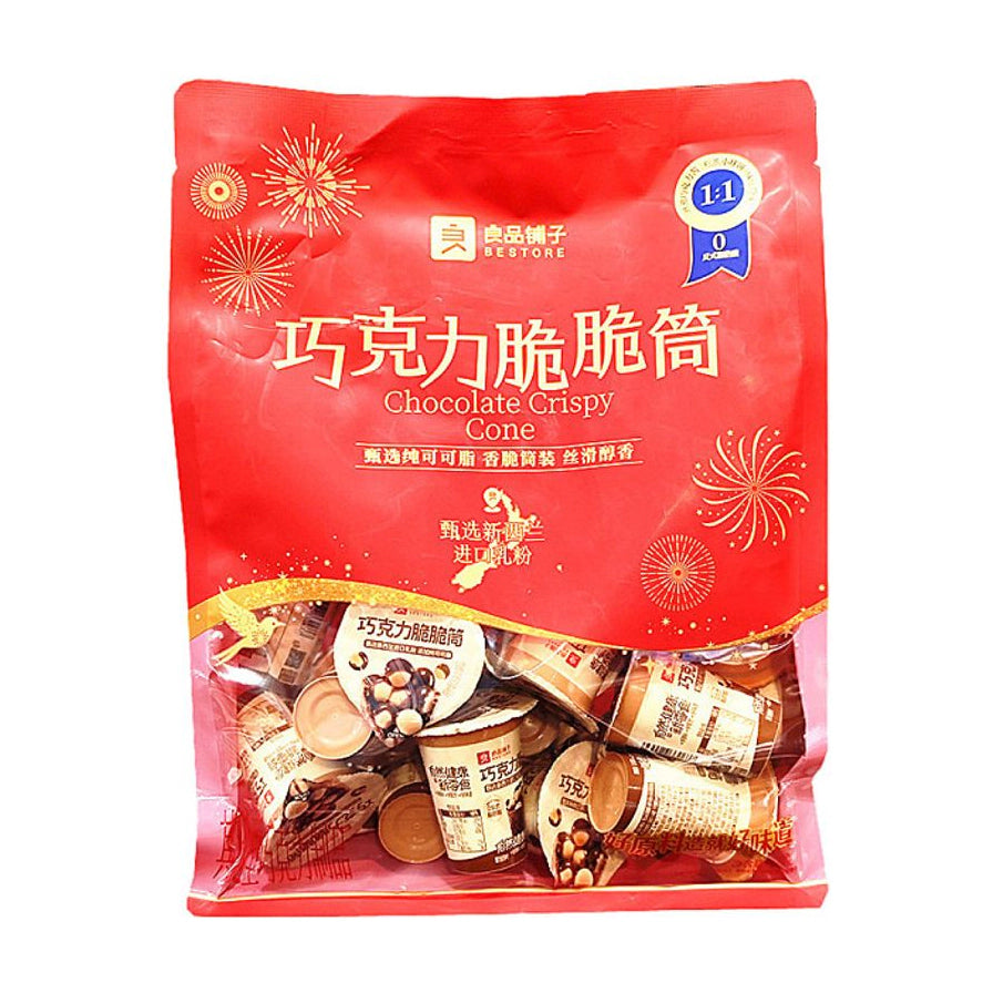 良品铺子巧克力脆脆筒红色大包装袋，正面印有金色烟花图案，下方透明窗口可见内部独立小杯装脆筒。