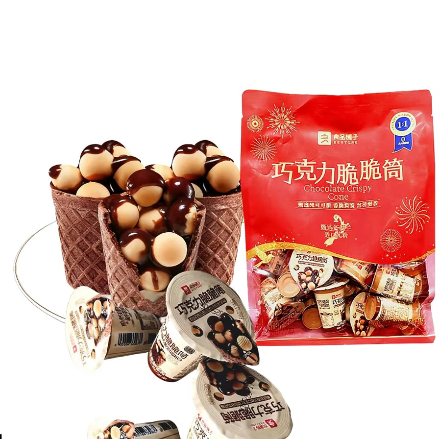 展示良品铺子巧克力脆脆筒的实物细节，包含香脆威化筒内填满巧克力酱和酥脆小球饼，旁边配有产品包装袋。