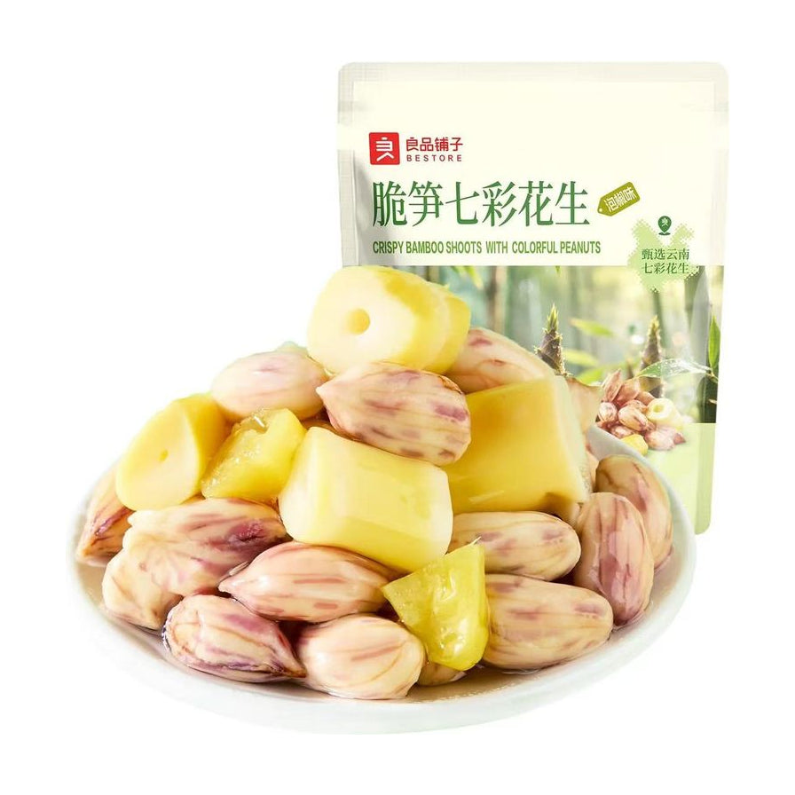 良品铺子脆笋七彩花生泡椒味，白色小碟中盛放着饱满的带皮七彩花生和鲜嫩的脆笋块，背景为产品包装袋。