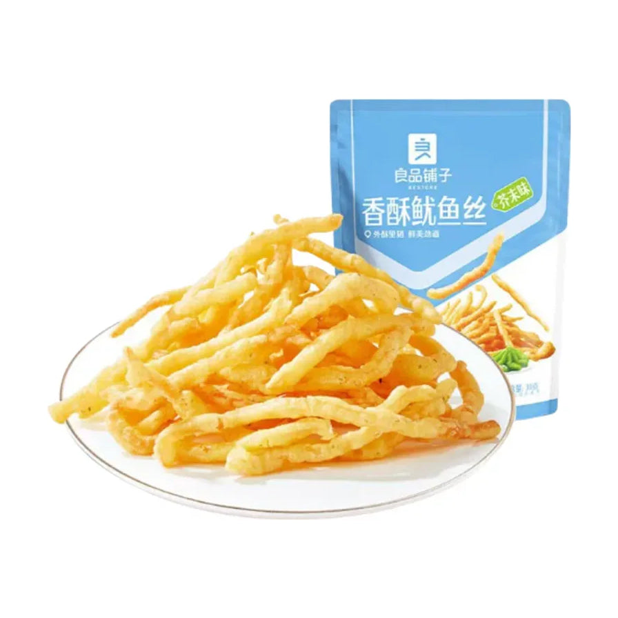 良品铺子芥末味香酥鱿鱼丝，白色圆盘中盛放着金黄酥脆的鱿鱼丝，背景为蓝色包装袋。