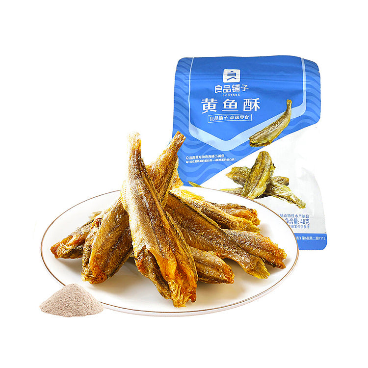 良品铺子黄鱼酥独立小包装正面展示，金黄酥脆的整条小黄鱼透过透明视窗清晰可见。