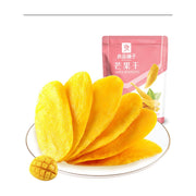 良品铺子芒果干，盘中整齐叠放的厚实大片芒果干，背景为粉色包装袋。