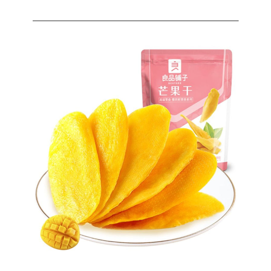 良品铺子芒果干，盘中整齐叠放的厚实大片芒果干，背景为粉色包装袋。