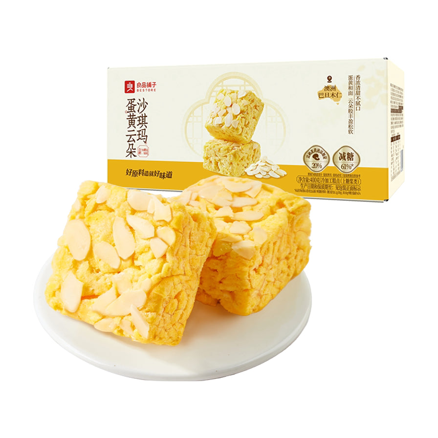 良品铺子蛋黄云朵沙琪玛包装盒及两块撒有巴旦木片的沙琪玛实物展示