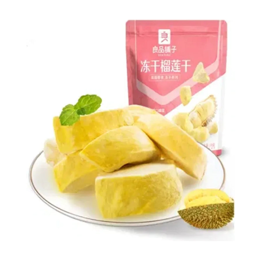 良品铺子冻干榴莲干包装袋与盘中金黄色的榴莲果肉块