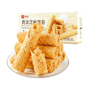 良品铺子黄金芝麻蛋卷，展示了堆叠在透明盘子上的酥脆蛋卷，背景为产品包装盒，蛋卷表面可见黑色芝麻颗粒。