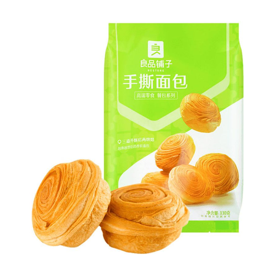 良品铺子手撕面包大包装，展示了两个层层分明的圆形手撕面包，背景为绿色包装袋，标有良品铺子品牌名和手撕面包字样。