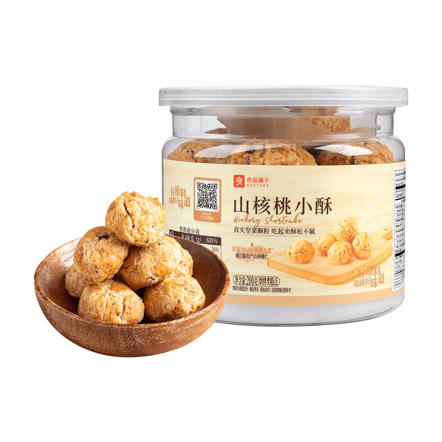 良品铺子山核桃小酥罐装及木碗盛放的酥饼展示，包装上印有山核桃小酥字样及产品信息。