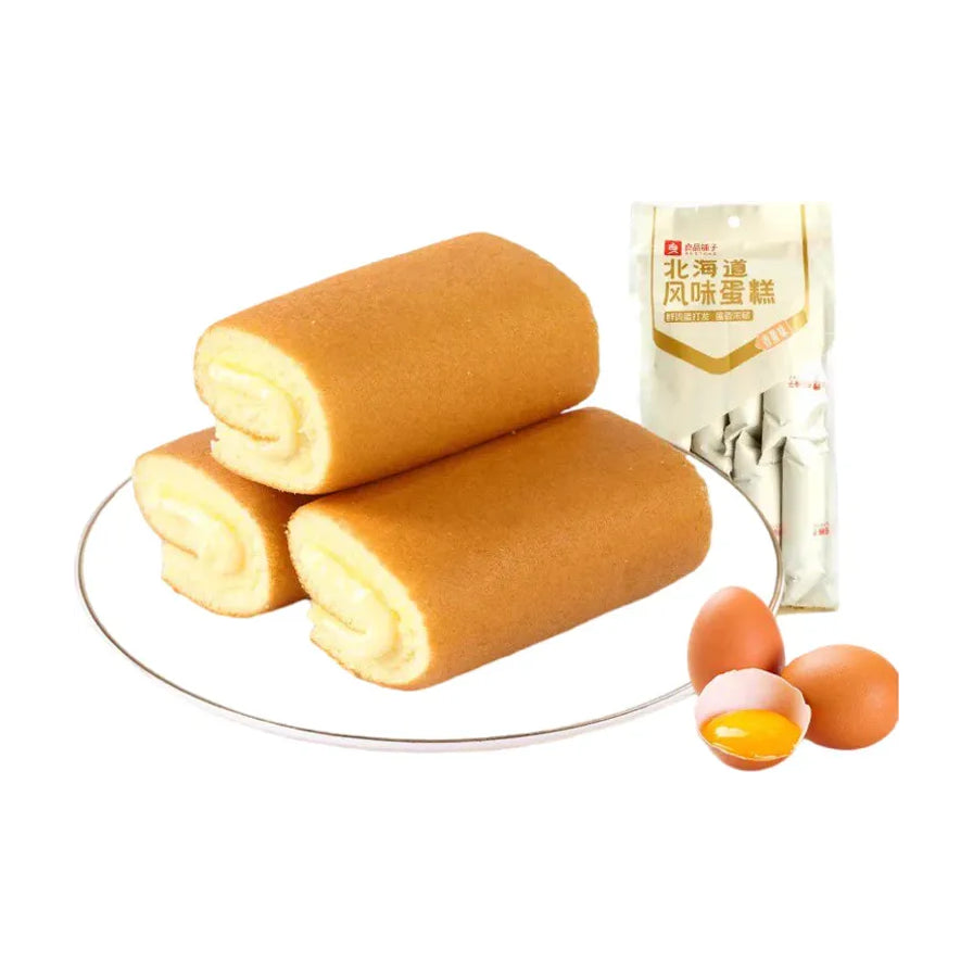 良品铺子北海道风味蛋糕卷，盘中展示三个切开的蛋糕卷露出奶油夹心，旁边摆放鸡蛋和独立包装袋。