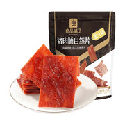 良品铺子蜜汁猪肉脯，白色圆盘中整齐叠放的红色肉脯，背景为黑色包装袋，标注有蜜汁味和靖江风味系列。