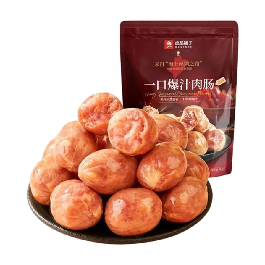 良品铺子一口爆汁肉肠原味，一盘饱满多汁的小香肠，背景为红色包装袋。