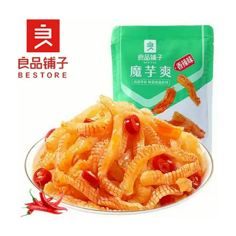 良品铺子魔芋爽香辣味展示图，前景为一盘拌有红辣椒段的Q弹魔芋爽，背景为绿色包装袋和品牌Logo。