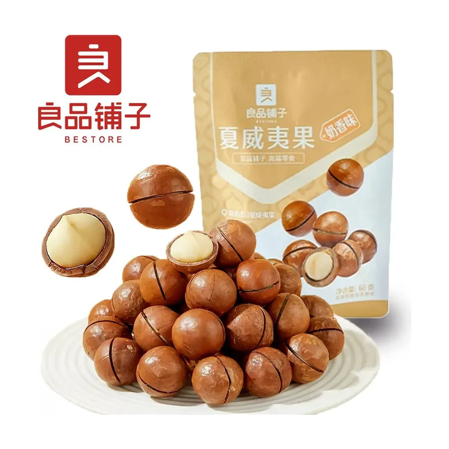 良品铺子奶香味夏威夷果，白色圆盘中堆叠着开口的夏威夷果，背景为商品包装袋，左上角有良品铺子品牌Logo。