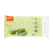 良品铺子抹茶味手造麻薯包装正面图，展示了绿色的麻薯点心图案，包装上标有“手造麻薯”、“熟粉类糕点”及“抹茶味”字样。