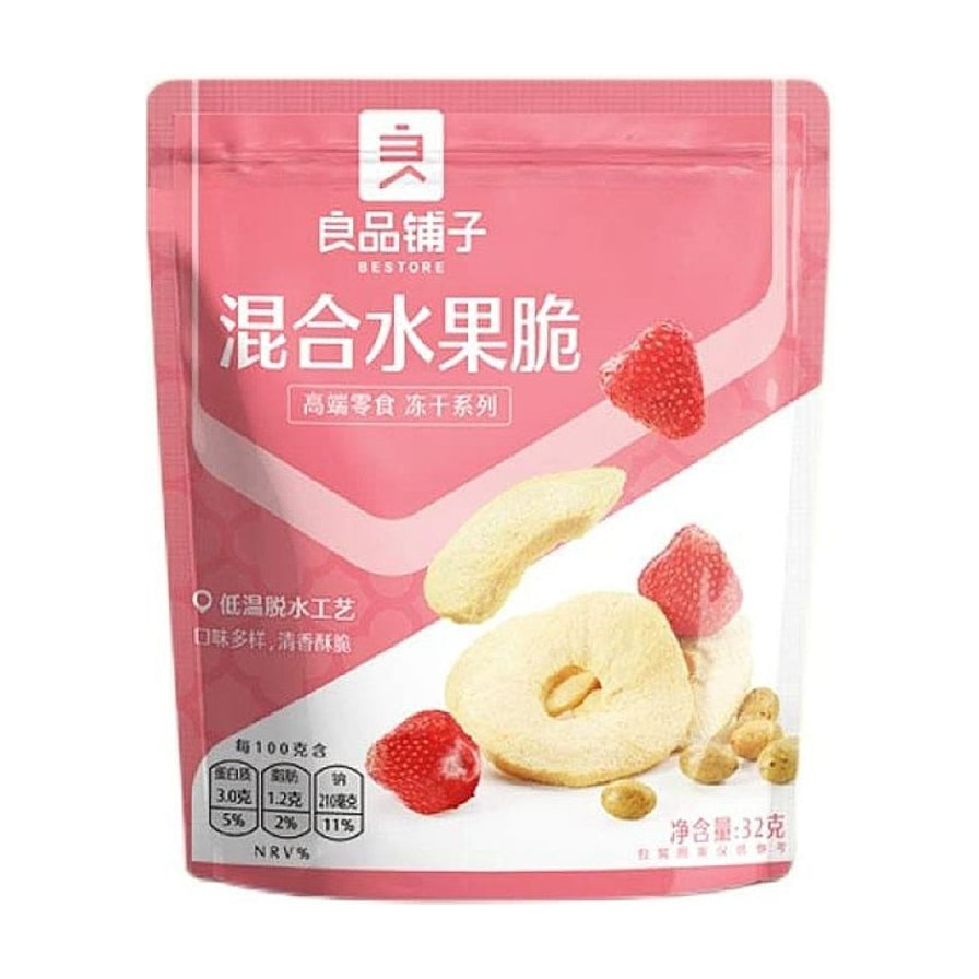 良品铺子混合水果脆粉色包装袋，正面展示了草莓干、苹果片等多种冻干果干，标注净含量32克。