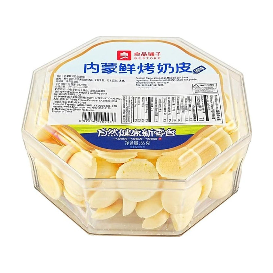 良品铺子内蒙鲜烤奶皮原味 65g 盒装俯视图，透明八角形塑料盒内装满淡黄色圆形奶片，标签可见营养成分表。