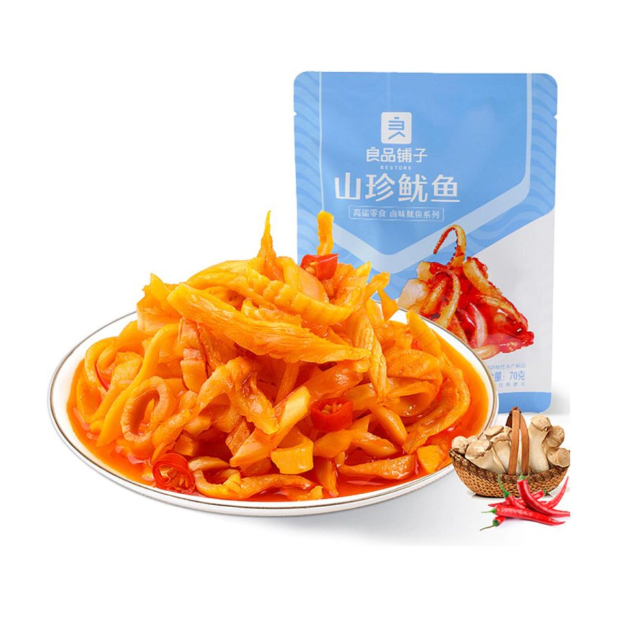 良品铺子山珍鱿鱼，盘中盛放着鲜香Q弹的鱿鱼条，配以红辣椒圈，背景为蓝色包装袋及新鲜蘑菇和辣椒素材。