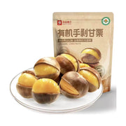 良品铺子有机手剥甘栗包装袋，前方透明盘中盛放着多颗开口露出金黄栗仁的熟栗子。