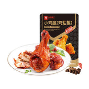 良品铺子奥尔良风味小鸡腿包装袋与白瓷盘中盛放的鲜嫩鸡翅根，配以八角和辣椒点缀。