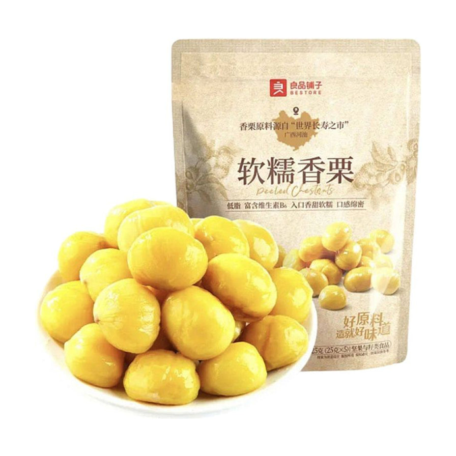 良品铺子软糯香栗产品图，展示一袋包装好的即食板栗仁以及前方白盘中盛放的金黄色去壳栗子果肉。