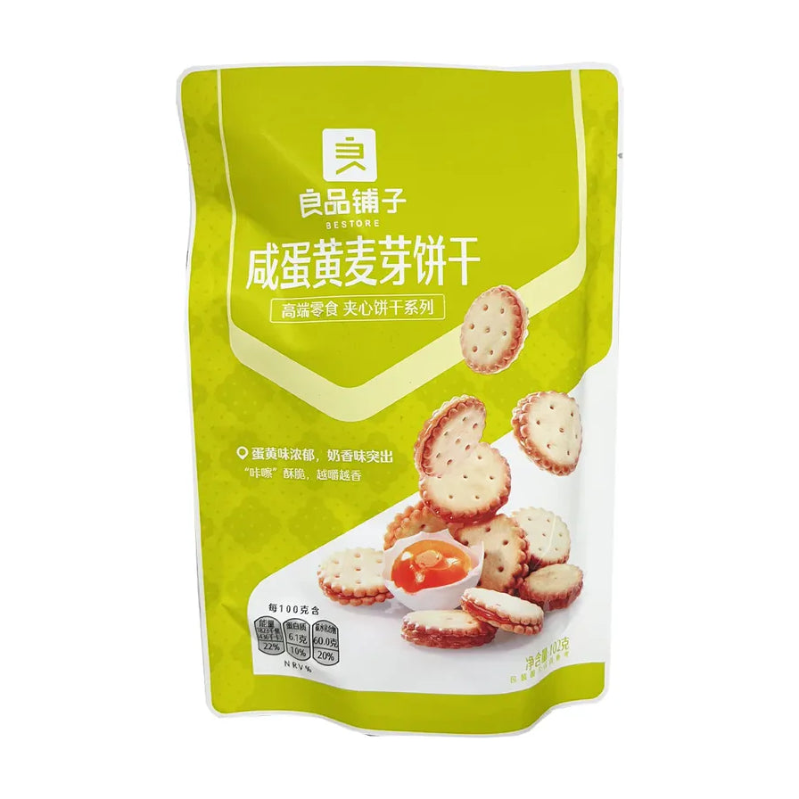 良品铺子咸蛋黄麦芽饼干包装正面图，展示绿色包装袋、品牌Logo及饼干实物渲染图。