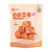 良品铺子卤香豆卷甜辣味100g包装正面图，展示了层层卷起的卤香豆卷实物图、辣椒点缀以及“0防腐剂”和“甄选东北大豆”的标识。