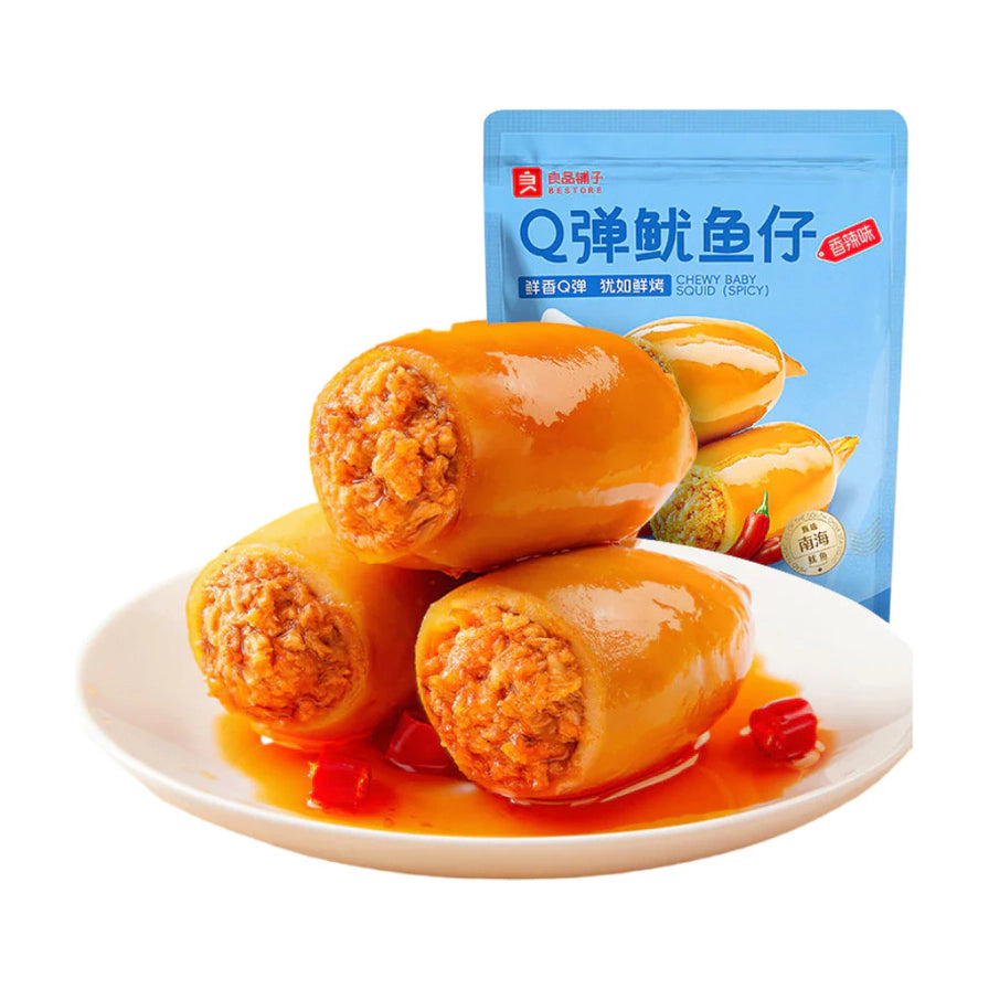 良品铺子Q弹鱿鱼仔香辣味包装袋与盘中展示的三个饱满多汁的鱿鱼丸，背景为纯白色。