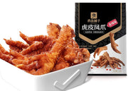 良品铺子香辣味虎皮凤爪包装正面，展示红亮诱人的卤制鸡爪实物图。