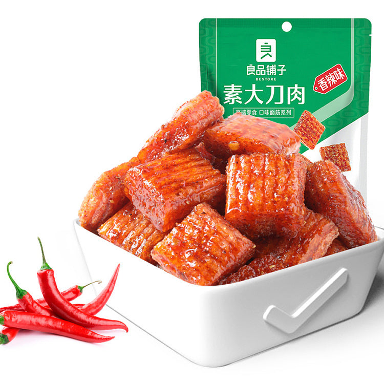 良品铺子素大刀肉香辣味零食包装正面图，展示红色品牌标识与厚实面筋产品图案。