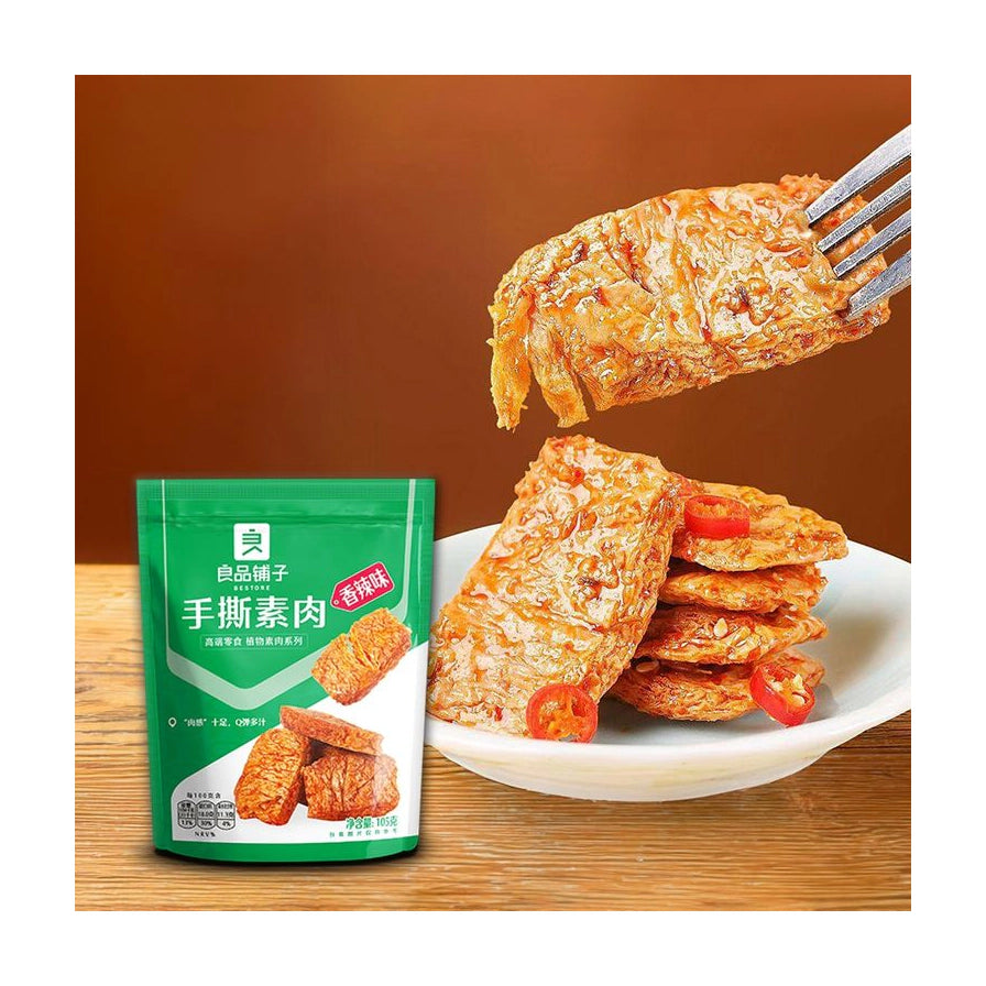 良品铺子手撕素肉香辣味，展示用叉子挑起的一块纹理清晰的素肉，背景为包装袋和白盘中的素肉块。