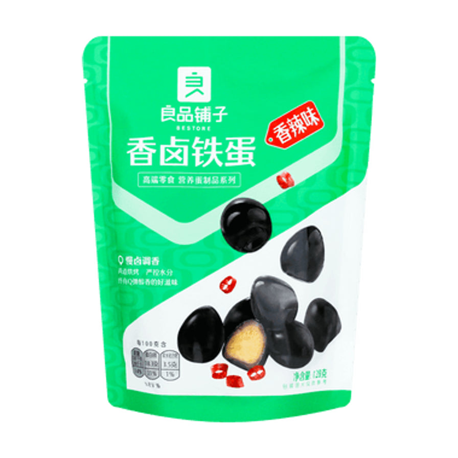 良品铺子香卤铁蛋香辣味包装袋，绿色背景，展示了紧实Q弹的黑色铁蛋和红辣椒点缀。