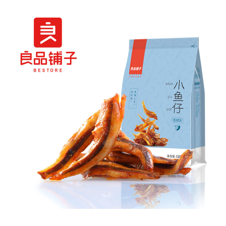 良品铺子香辣味小鱼仔，浅蓝色包装袋前堆叠着色泽红亮、裹满酱汁的紧实小鱼干，左上方有良品铺子品牌Logo。