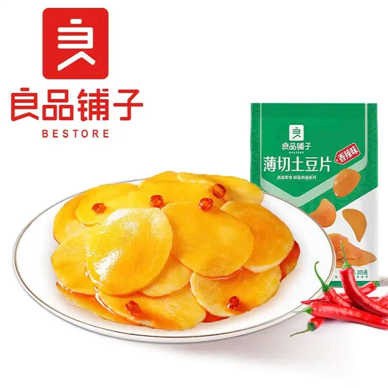良品铺子香辣味薄切土豆片 205g 大包装正面图，红色袋身展示品牌与产品实物。