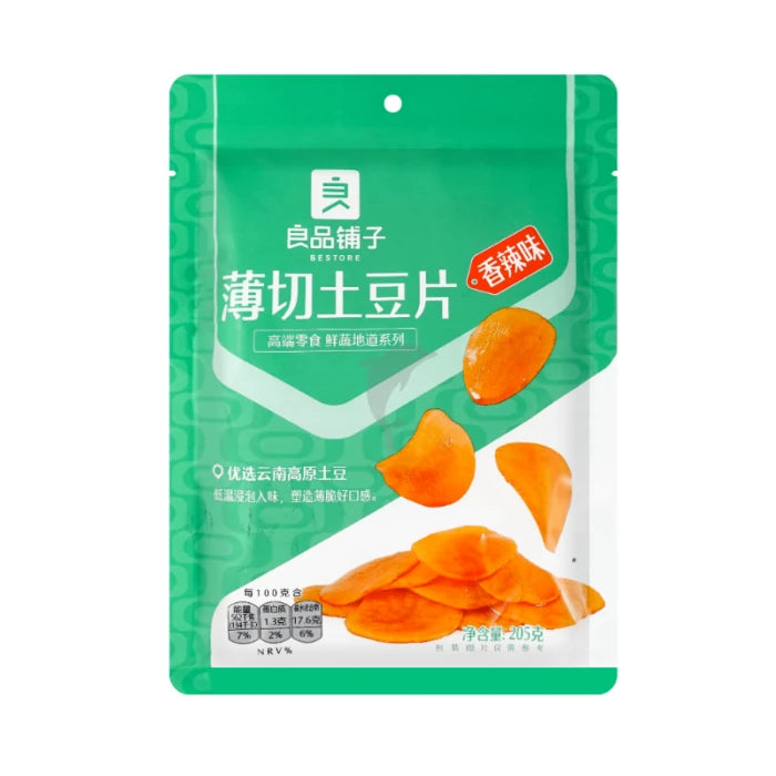 良品铺子薄切土豆片包装细节图，展示金黄酥脆的薯片纹理与香辣调味。